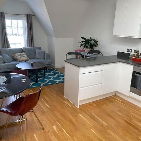 Lovely 2-Bed Flat With Well Equipped Kitchen Apartment Ealing Bagian luar foto